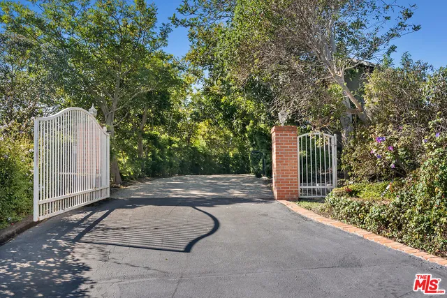 $4,295,000 | 6080 Merritt Drive, Malibu, CA 90265