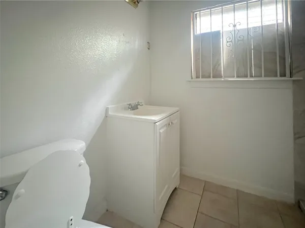 $1,800 | 13522 Hollypark Drive, Houston, TX 77015
