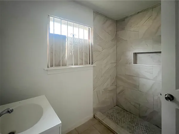 $1,800 | 13522 Hollypark Drive, Houston, TX 77015