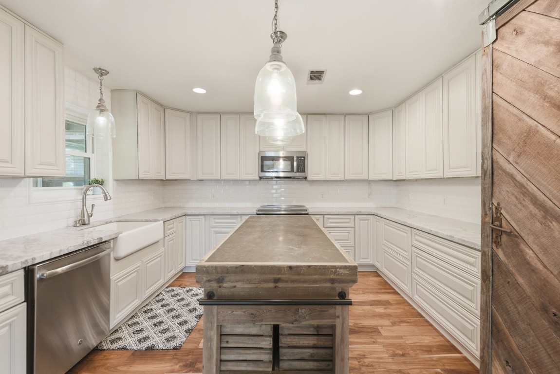 4988 Thane Road Navasota, TX 77868 - Photo 14 of 50 Kitchen with island