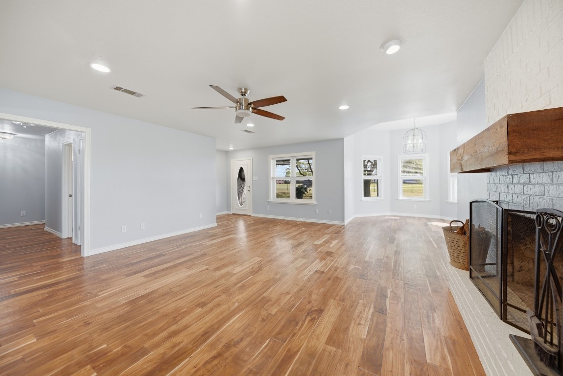 4988 Thane Road Navasota, TX 77868 - Photo 19 of 50 Living room