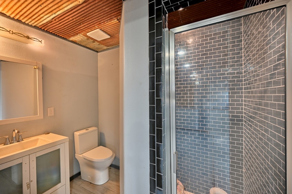 4988 Thane Road Navasota, TX 77868 - Photo 39 of 50 Barn bathroom