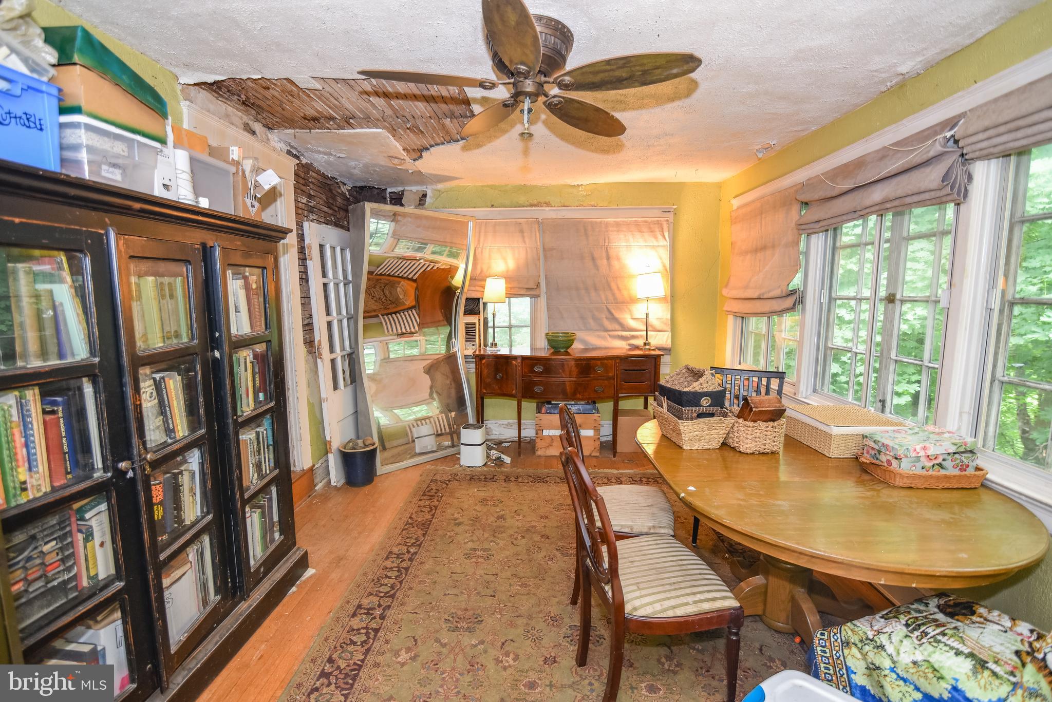 24 Merrymount Road Baltimore, MD 21210 - Photo 11 of 48 a dining room with furniture and a book shelf