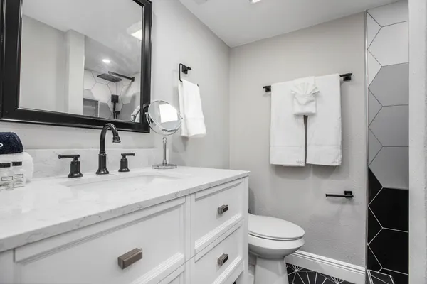 $2,000 | 2118 Strand Street, Unit 212, Galveston, TX 77550