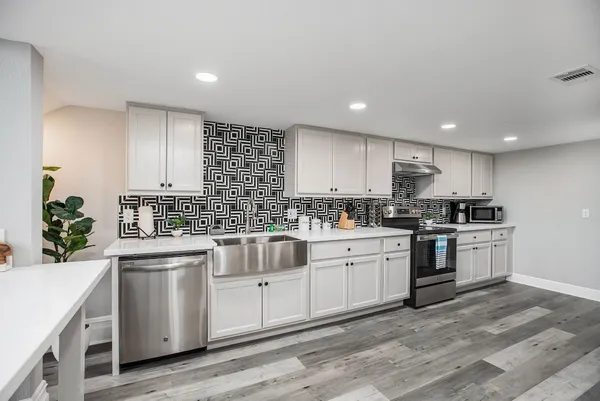 $2,000 | 2118 Strand Street, Unit 212, Galveston, TX 77550