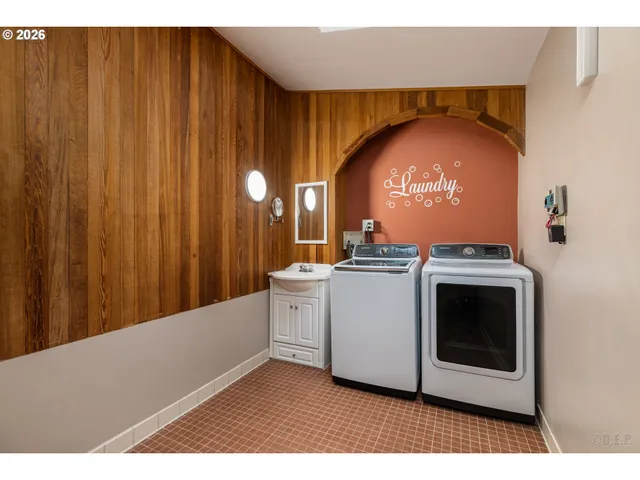 a view of kitchen with washer and dryer