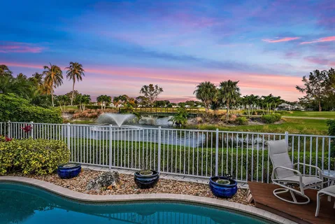 a view of a back yard