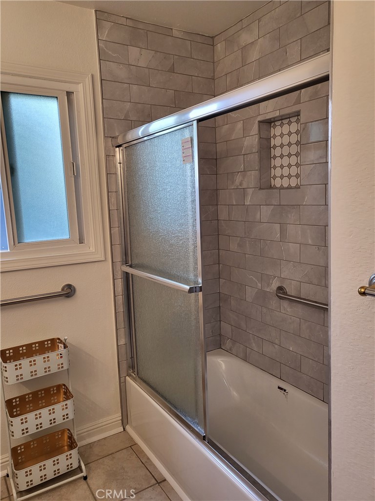 5604 Tower Road Riverside, CA 92506 - Photo 43 of 54 a bathroom with a bathtub