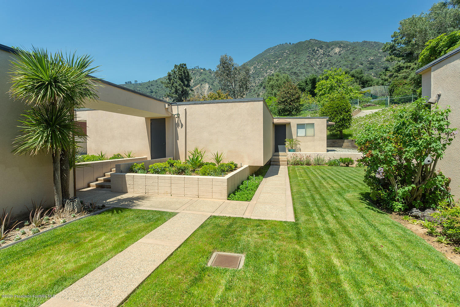 2105 Villa Heights Road Pasadena, CA 91107 - Photo 21 of 45 a view of a back yard of the house
