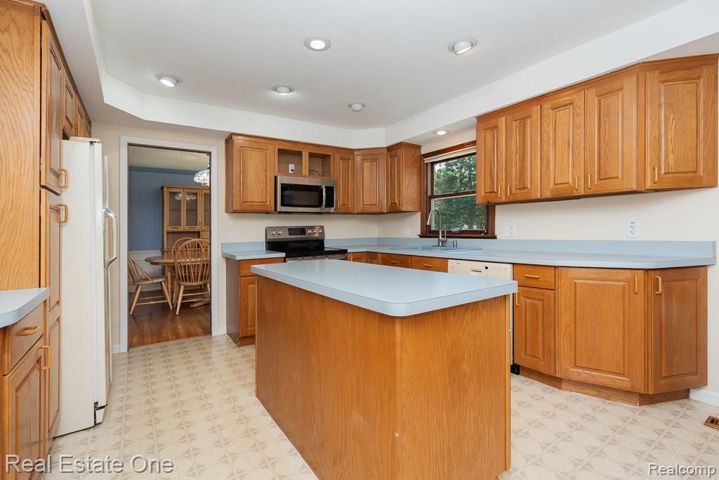 2633 New England Drive Rochester, MI 48309 - Photo 13 of 57 2633 New England_MLS-011.jpg
