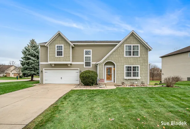 $464,900 | 8641 Suntree Drive, Zeeland, MI 49464