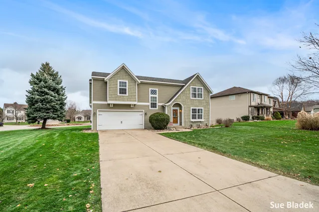 $464,900 | 8641 Suntree Drive, Zeeland, MI 49464