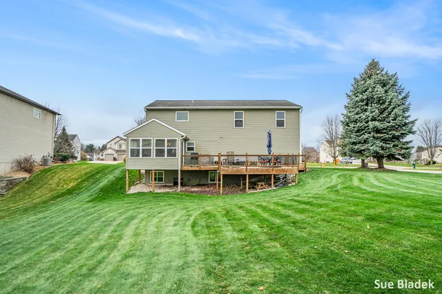 $464,900 | 8641 Suntree Drive, Zeeland, MI 49464