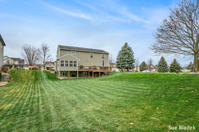 $464,900 | 8641 Suntree Drive, Zeeland, MI 49464