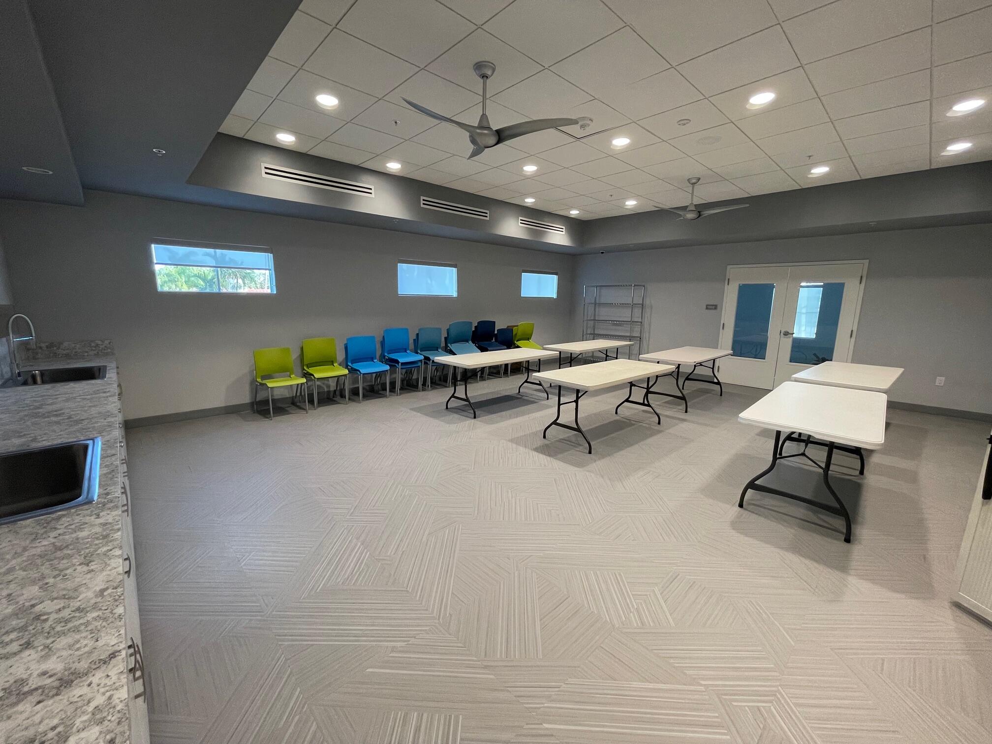 6141 Sunny Pointe Circle, Unit B Delray Beach, FL 33484 - Photo 43 of 62 a living room with furniture