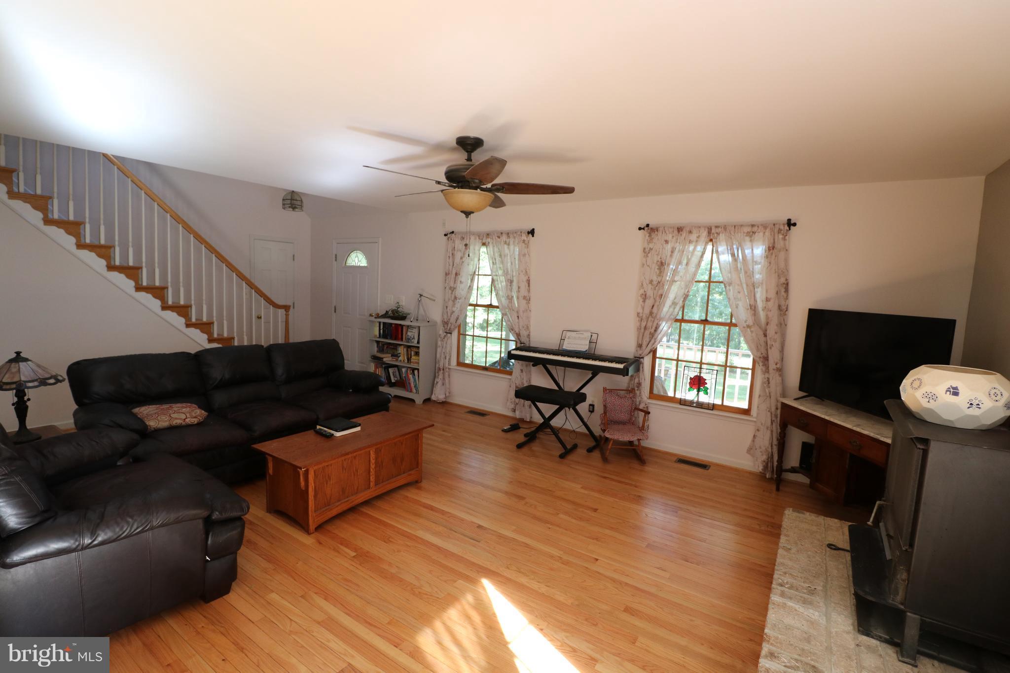 7001 Olinger Road Marshall, VA 20115 - Photo 3 of 22 Living Room