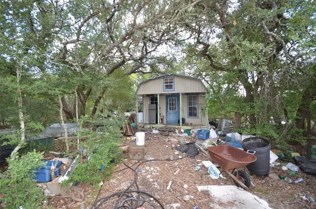 a view of a patio with furniture and plants