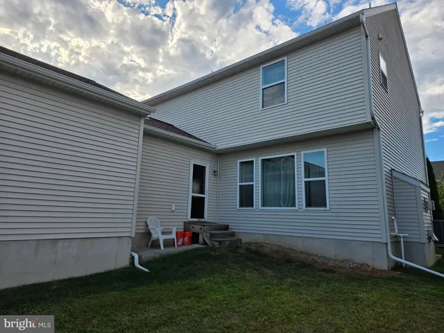 a view of a house with a backyard