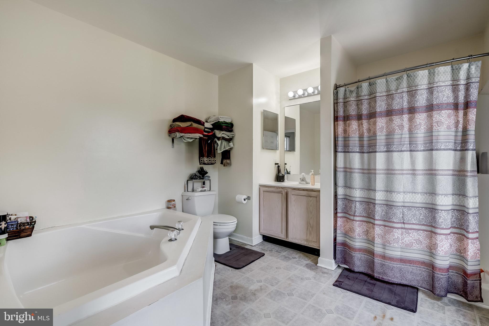 7804 Muncaster Mill Road Gaithersburg, MD 20877 - Photo 20 of 34 Owners Bath with Soaking Tub