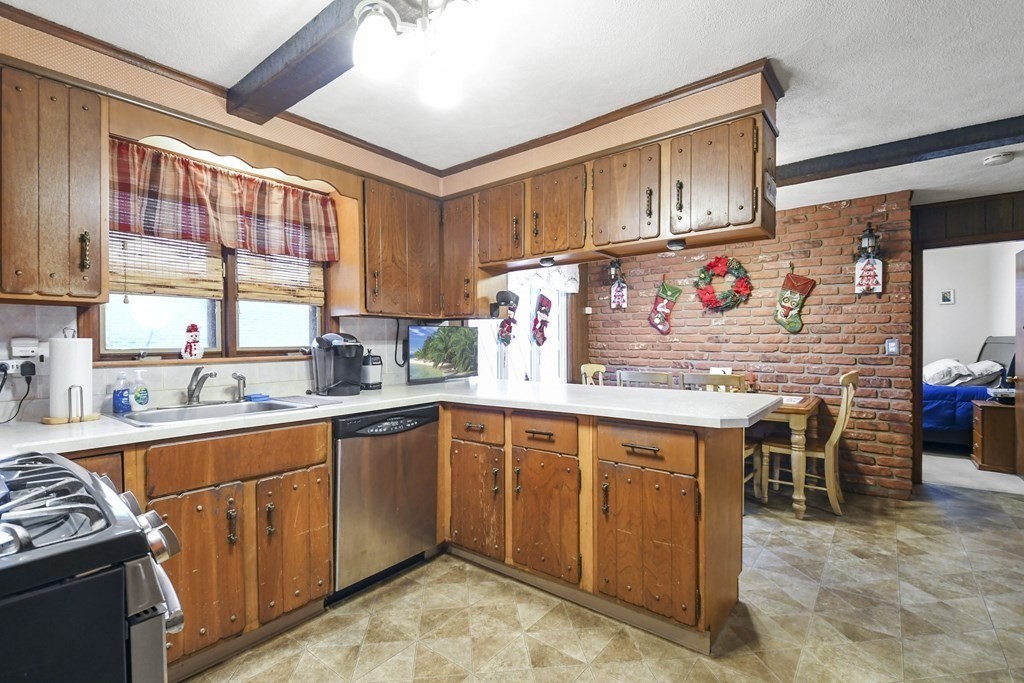 53 Chilmark Street Worcester, MA 01604 - Photo 11 of 36 Gallery Image 11