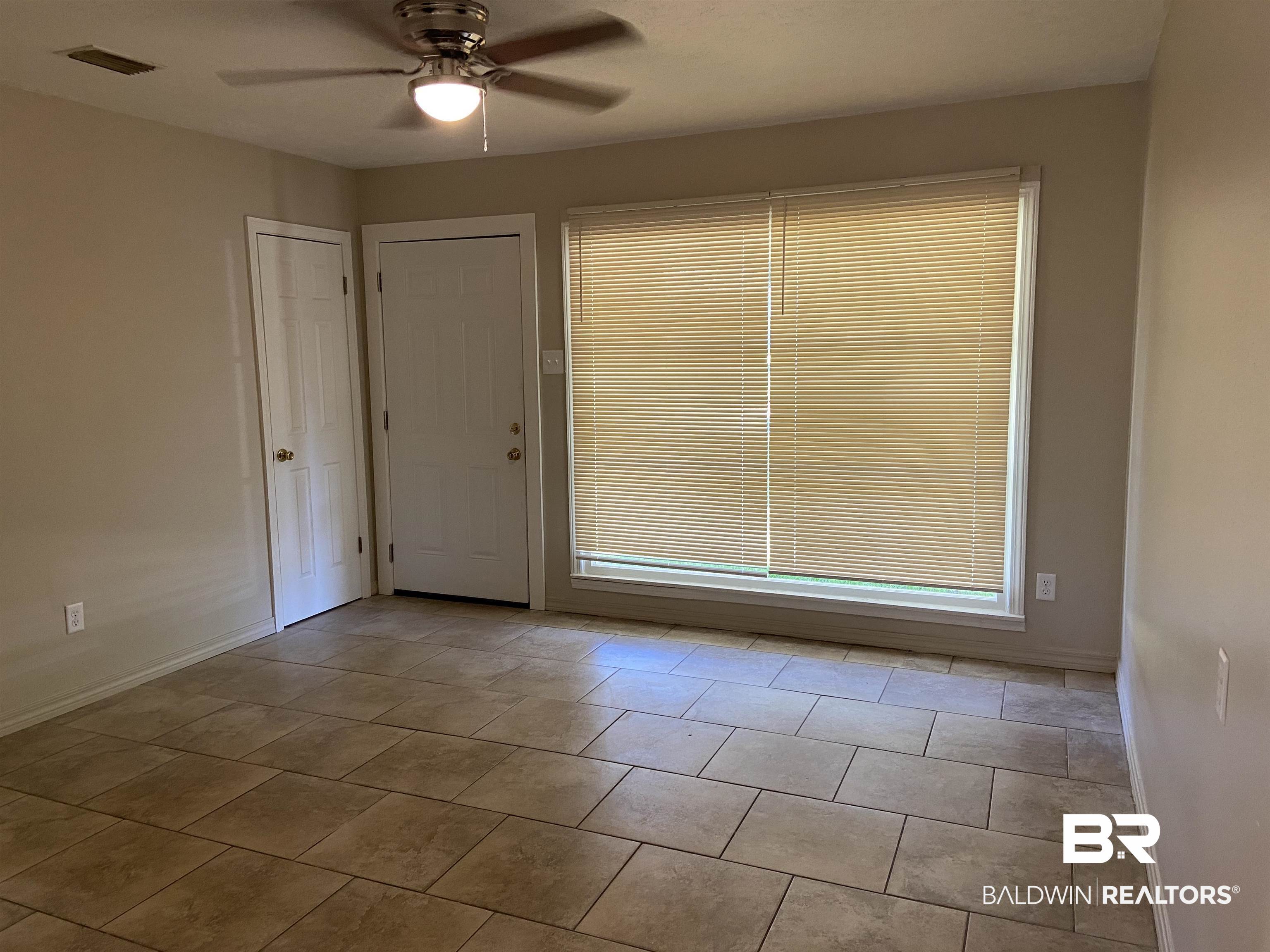 7201 Tangerine Avenue Mobile, AL 36618 - Photo 2 of 15 Living Room