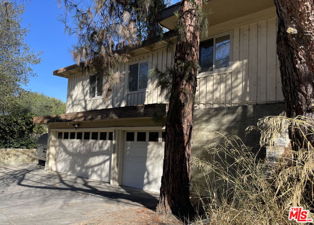 16643 Nanberry Road Encino, CA 91436 - Photo 3 of 17