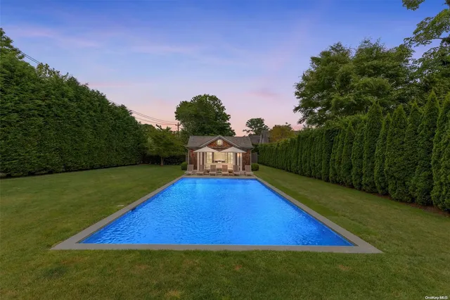 a view of a back yard