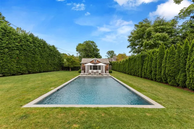 a view of a back yard