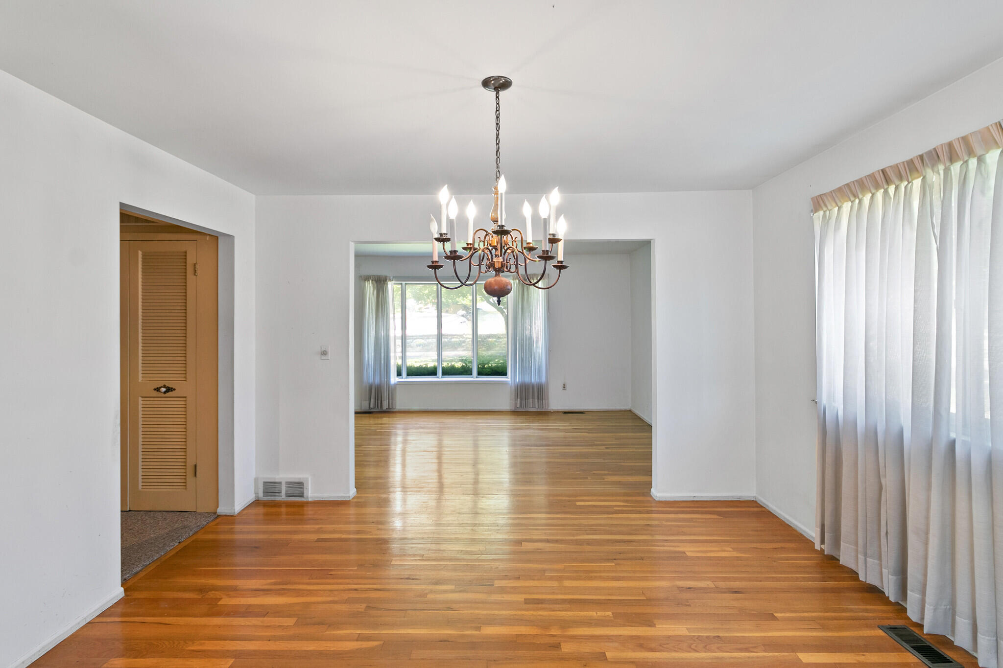 16110 Wayne Road Livonia, MI 48154 - Photo 18 of 44 IMG_0405
