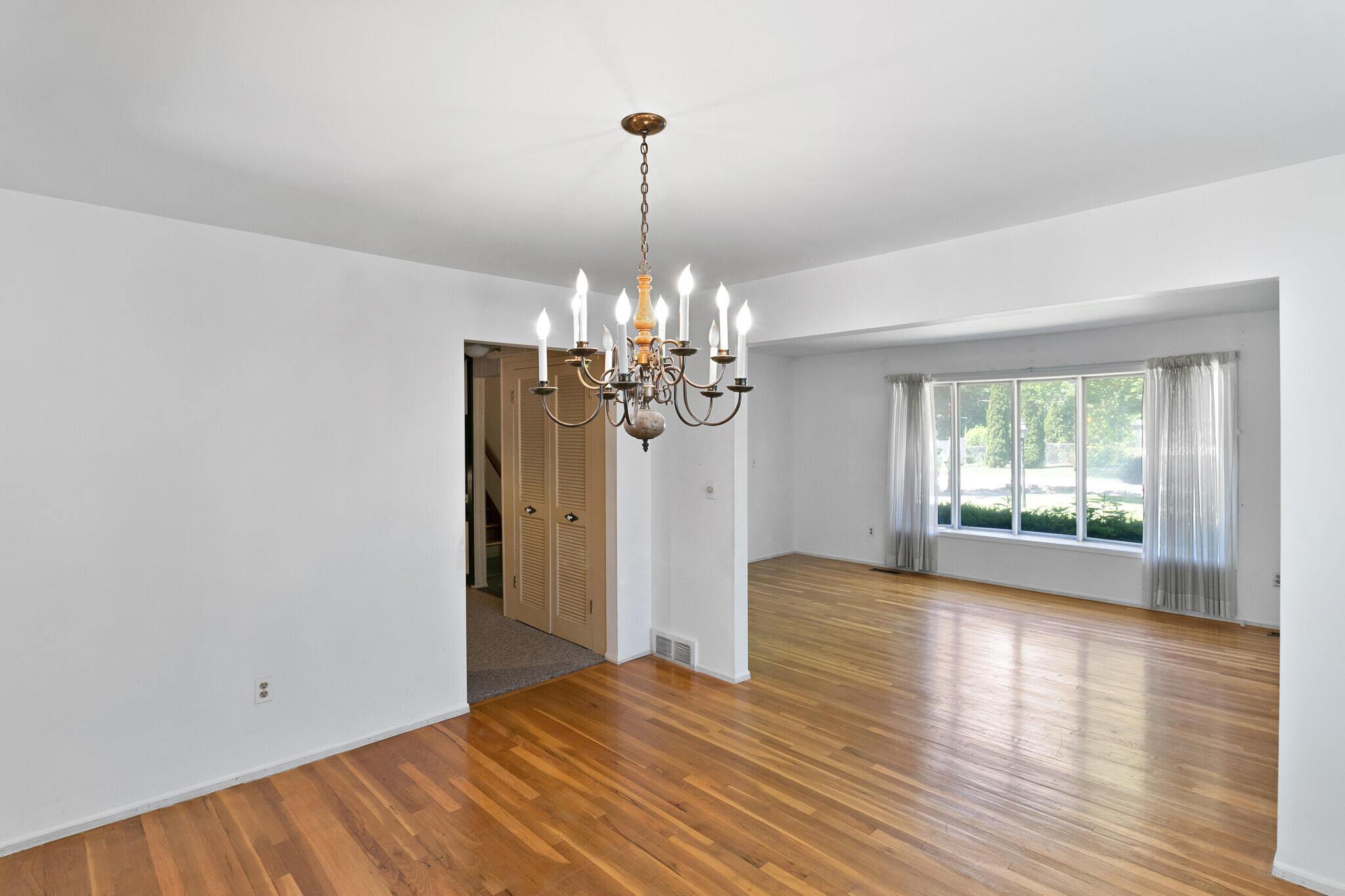 16110 Wayne Road Livonia, MI 48154 - Photo 9 of 44 IMG_0425