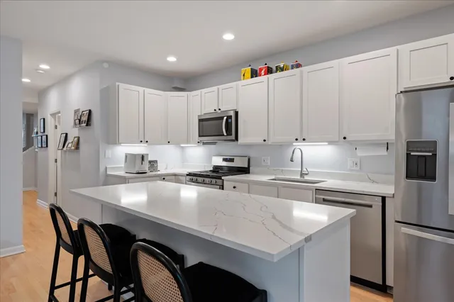 $650,000 | 2140 West Haddon Avenue, Unit 1E, Chicago, IL 60622