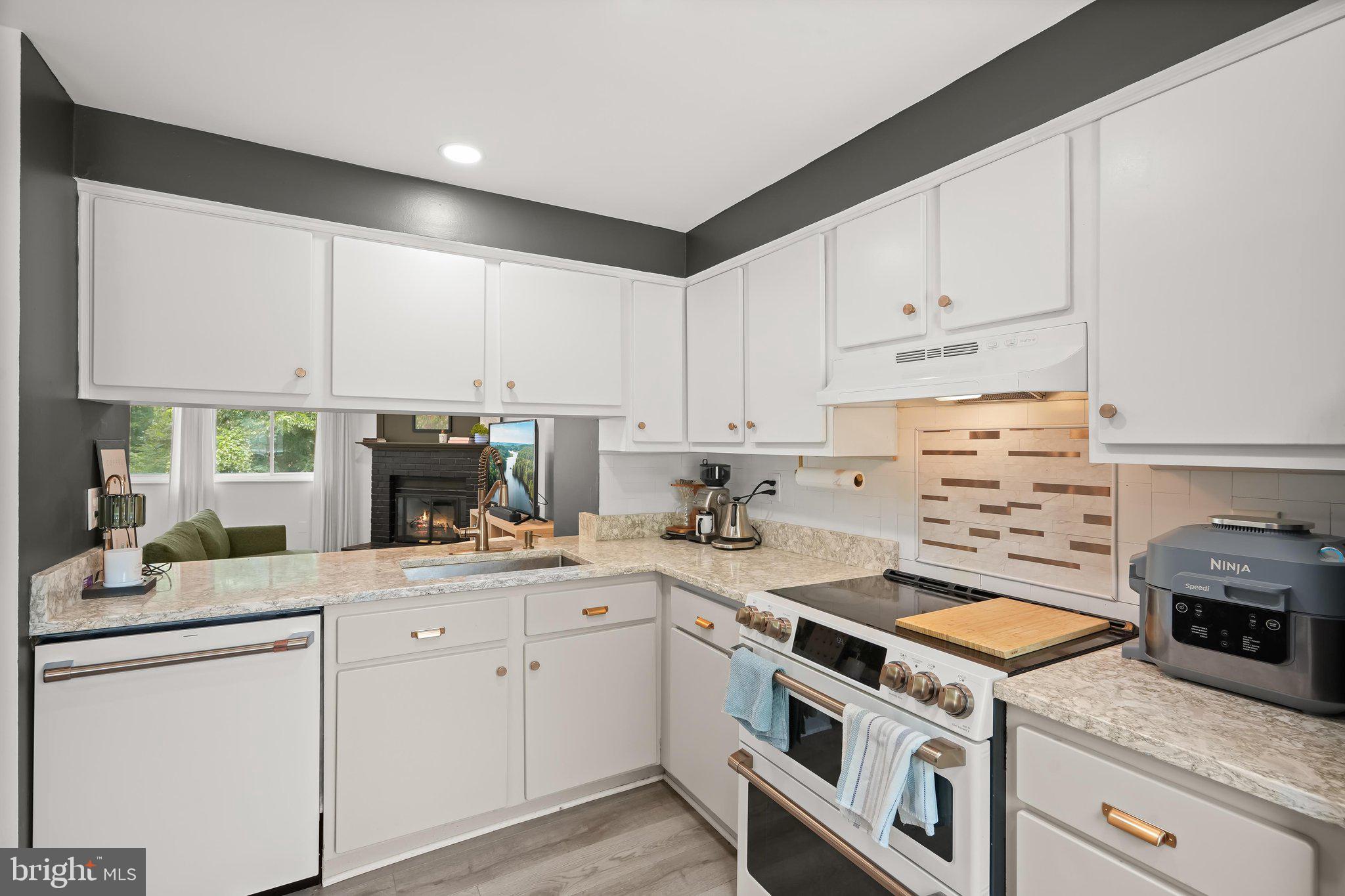 8234 Crestmont Circle Springfield, VA 22153 - Photo 7 of 32 Decorative Backsplash