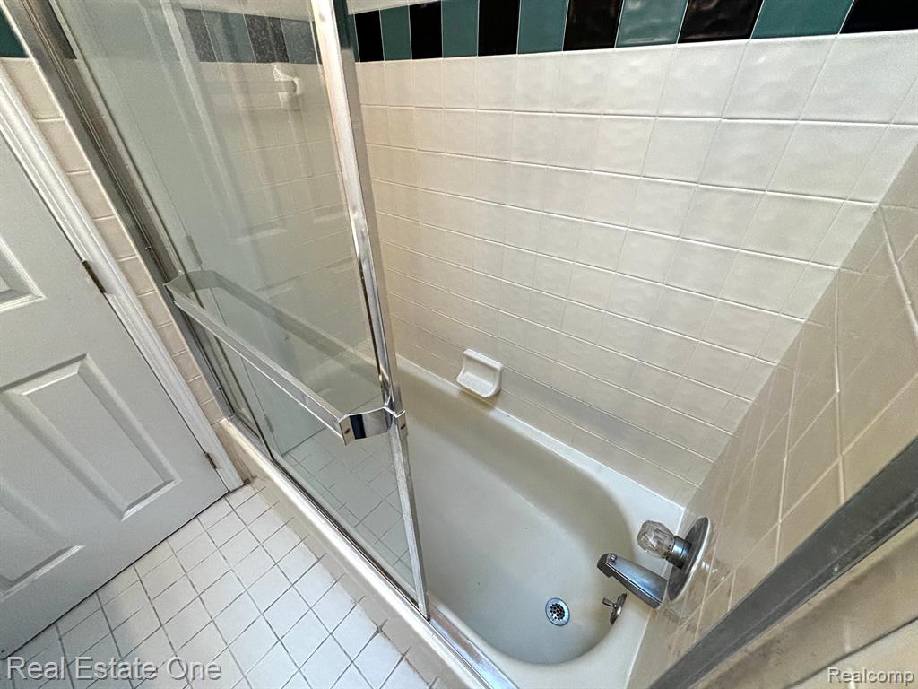 1423 Chesapeake Road, Unit 54 Royal Oak, MI 48067 - Photo 12 of 35