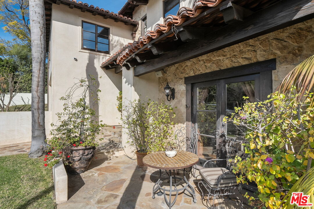 1618 Stradella Road Los Angeles, CA 90077 - Photo 2 of 43