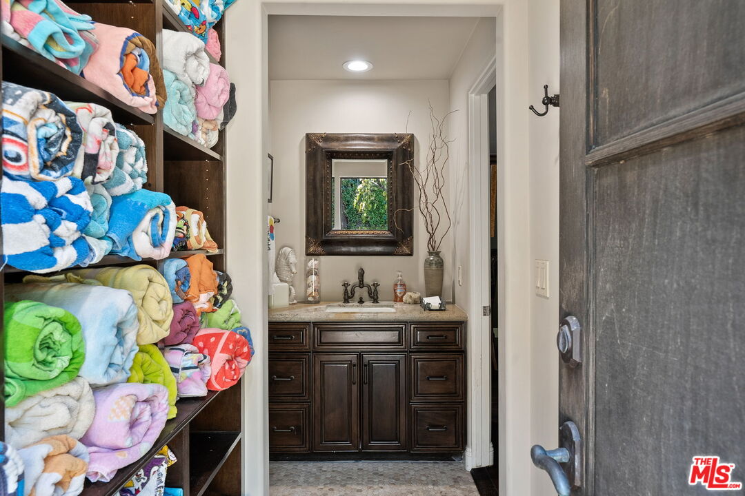 1618 Stradella Road Los Angeles, CA 90077 - Photo 21 of 43