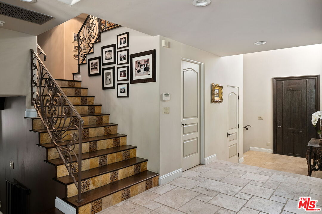 1618 Stradella Road Los Angeles, CA 90077 - Photo 22 of 43