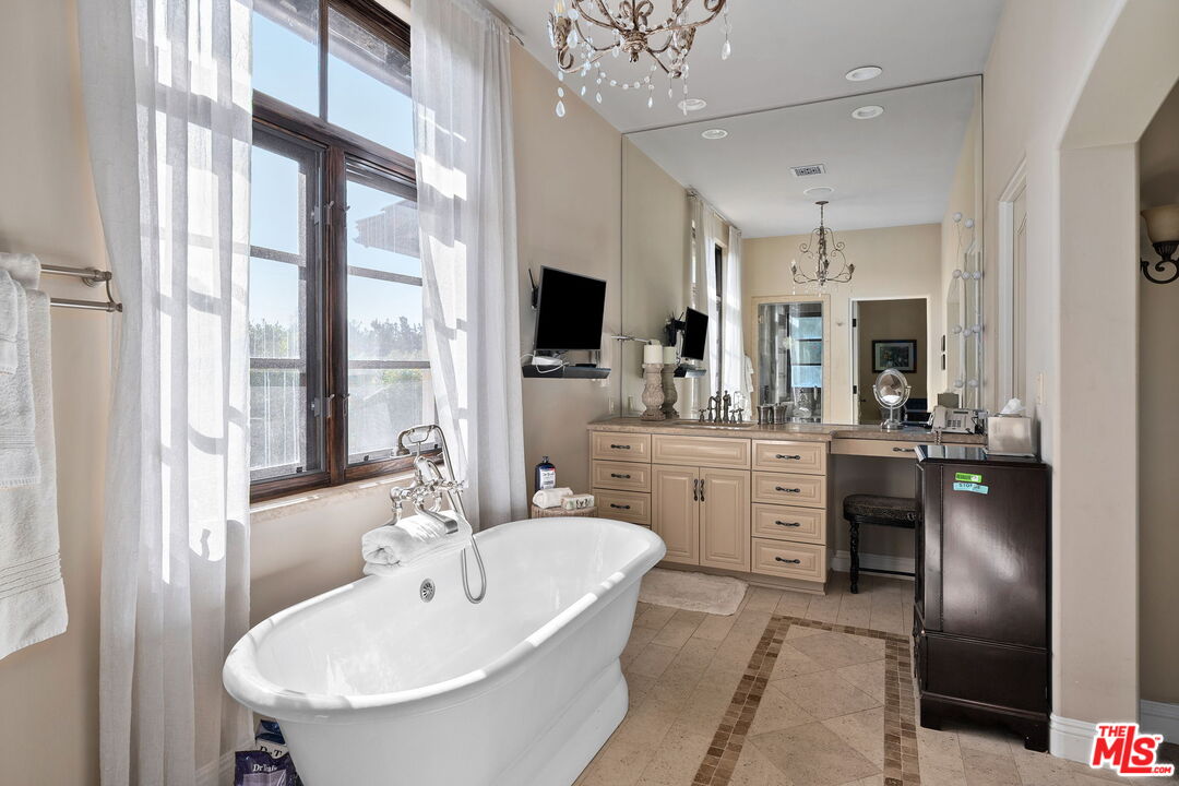 1618 Stradella Road Los Angeles, CA 90077 - Photo 28 of 43