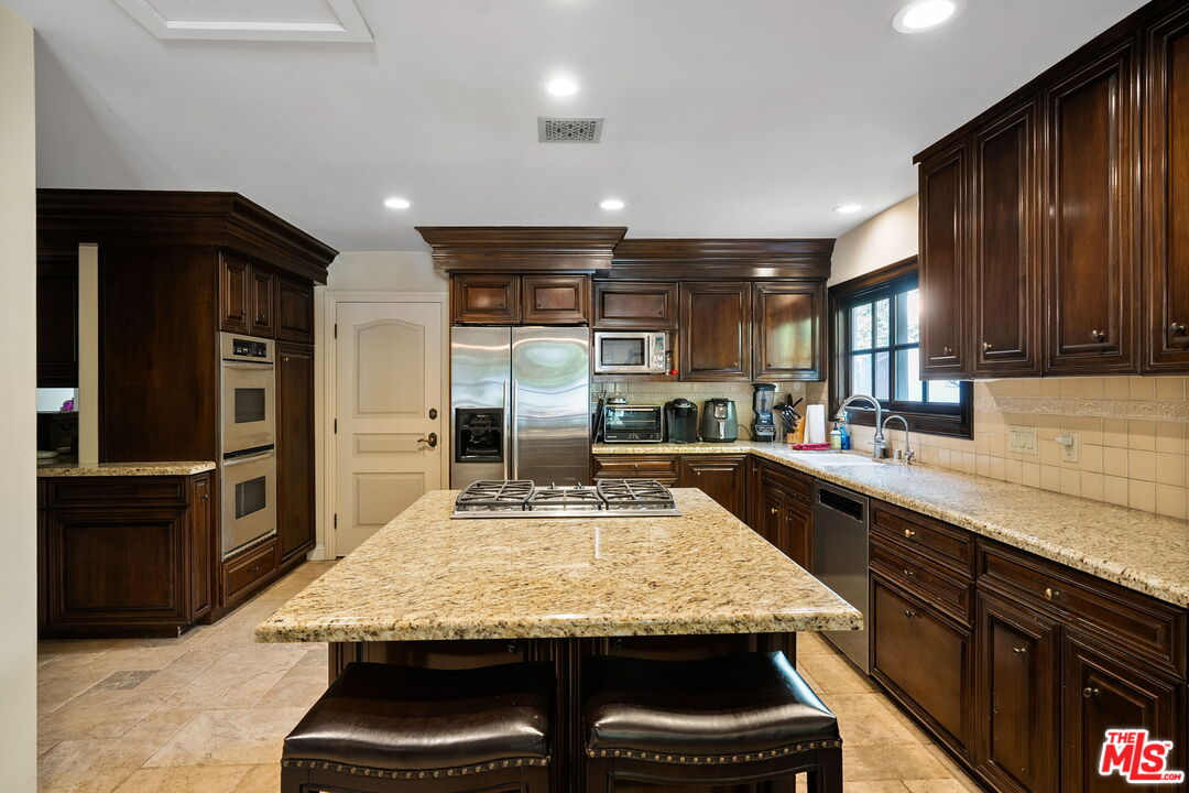 1618 Stradella Road Los Angeles, CA 90077 - Photo 9 of 43