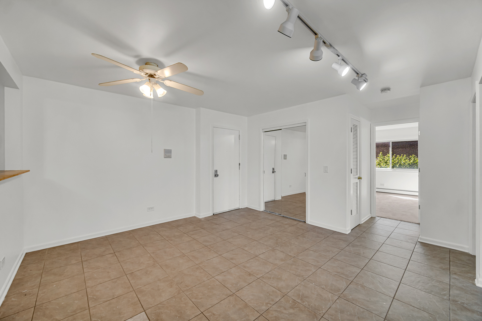 10369 Dearlove Road, Unit 1F Glenview, IL 60025 - Photo 6 of 23