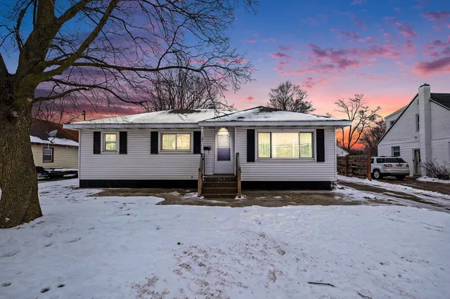 $299,900 | 2349 36th Street Southwest, Wyoming, MI 49519