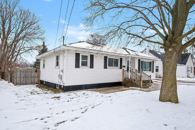 $299,900 | 2349 36th Street Southwest, Wyoming, MI 49519