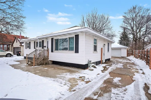 $299,900 | 2349 36th Street Southwest, Wyoming, MI 49519