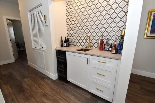 $2,500 | 1631 Starling Drive, Unit 204, Sarasota, FL 34231