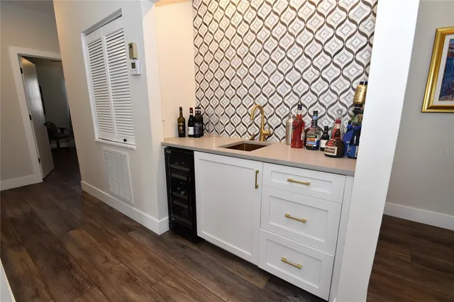 $2,500 | 1631 Starling Drive, Unit 204, Sarasota, FL 34231