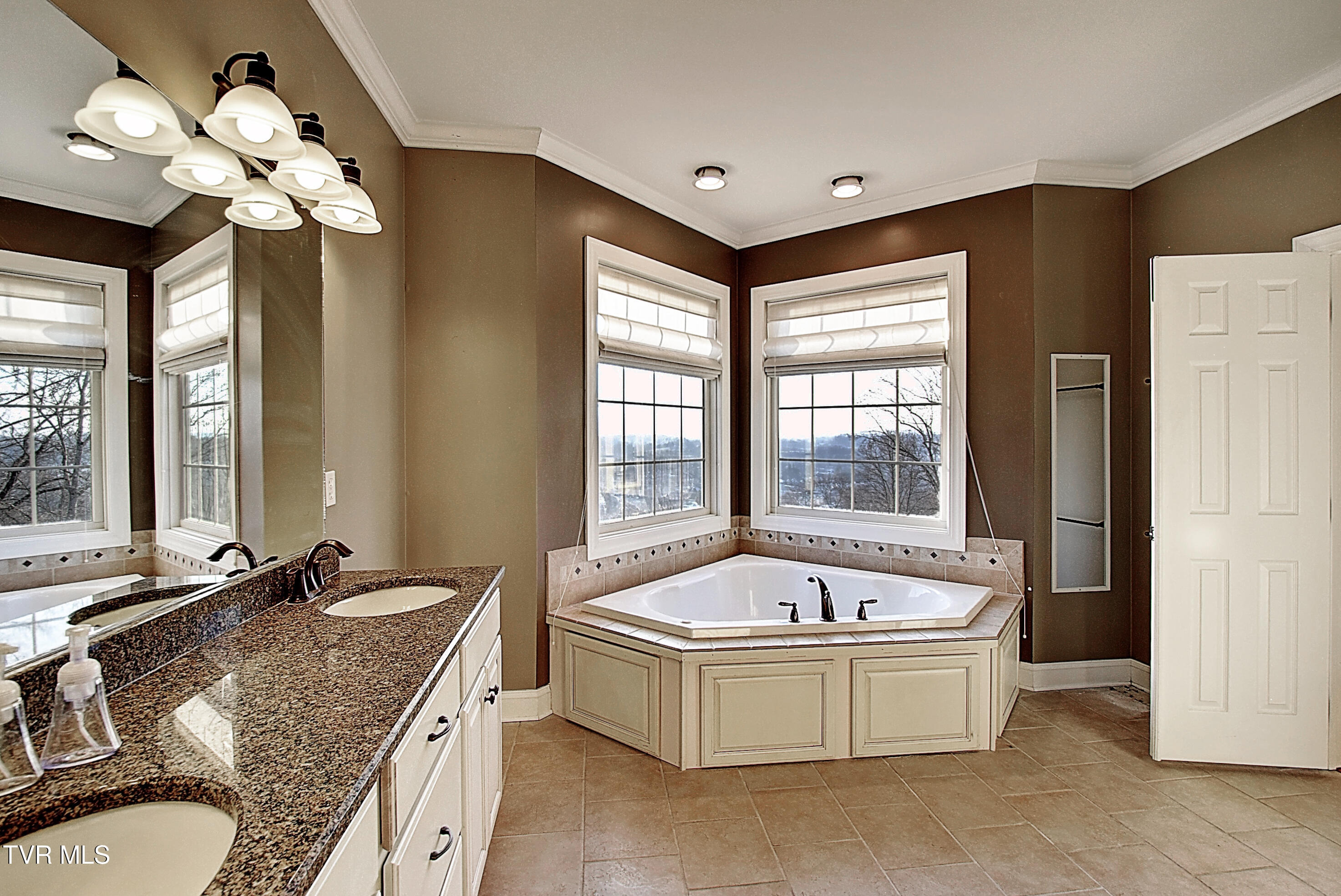2325 Colonial View Road Kingsport, TN 37663 - Photo 36 of 56 Double Sinks
