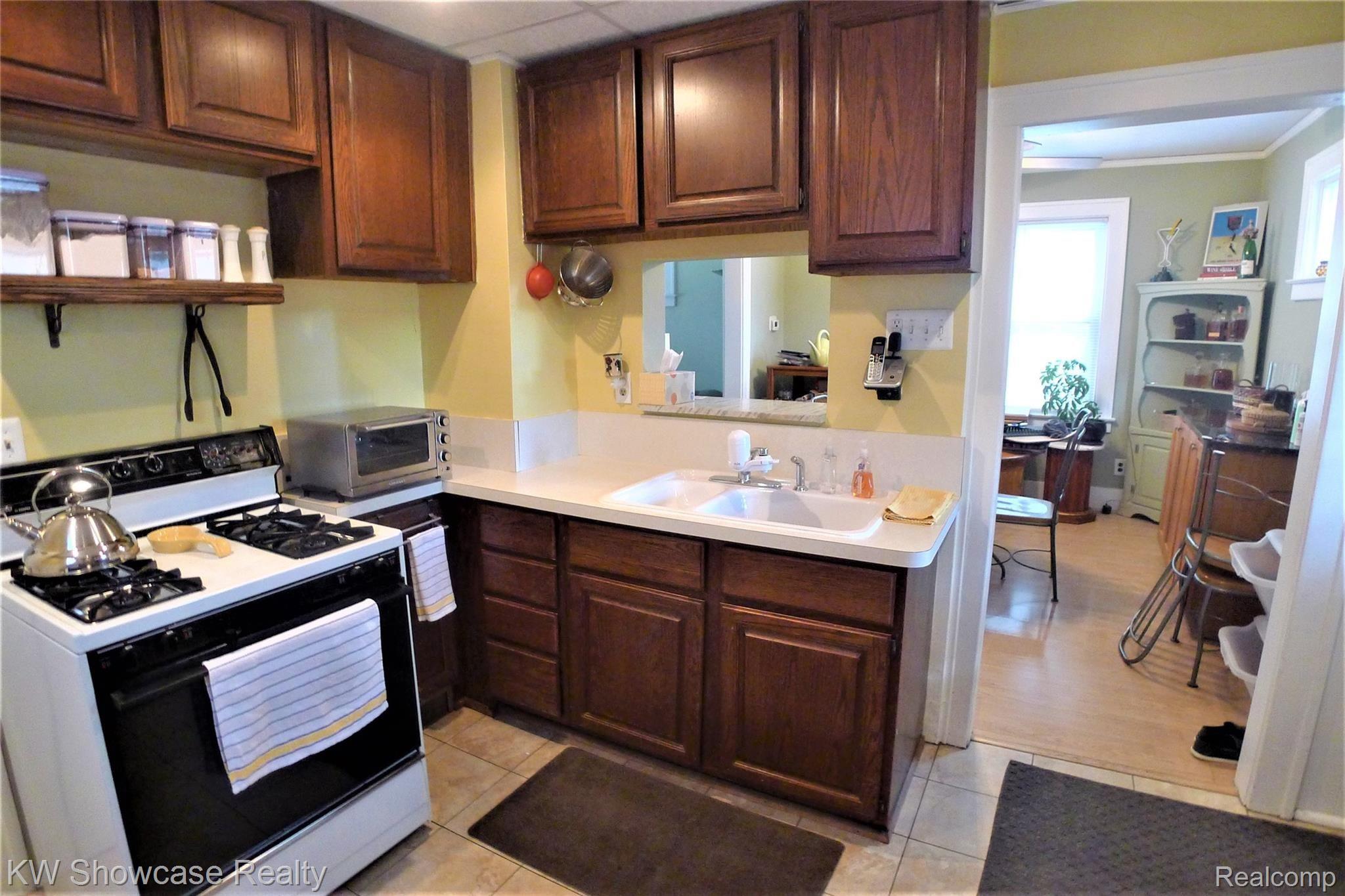 20934 Moross Road Grosse Pointe, MI 48236 - Photo 11 of 31 Kitchen - pass-thru window to Dining Room