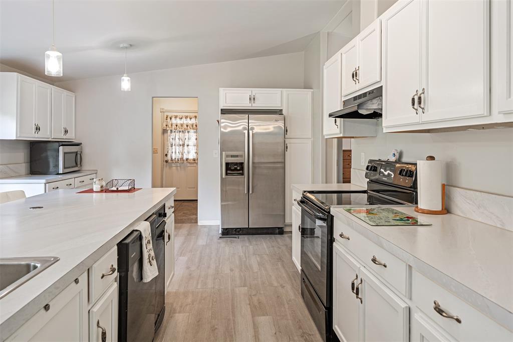 175 Kings Row Malakoff, TX 75148 - Photo 11 of 38 a kitchen with stainless steel appliances a stove refrigerator sink and cabinets