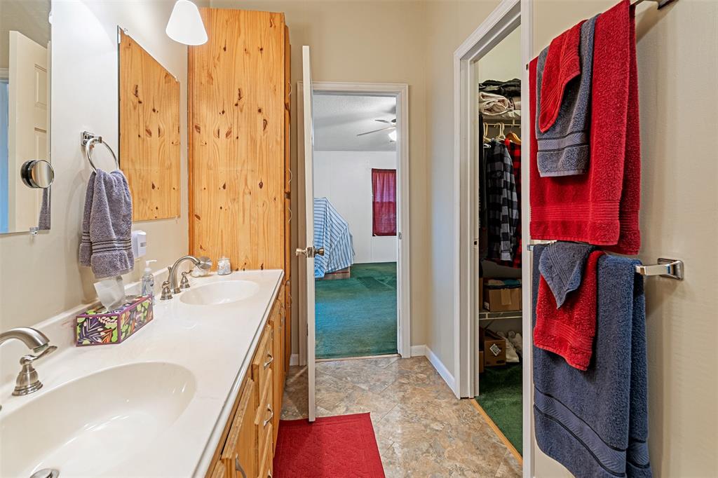 175 Kings Row Malakoff, TX 75148 - Photo 21 of 38 a en suite bathroom with a sink shower and a mirror