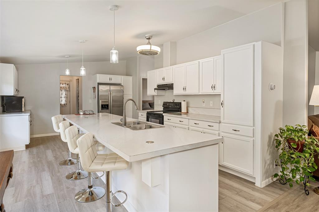 175 Kings Row Malakoff, TX 75148 - Photo 8 of 38 a kitchen with kitchen island a stove a table and chairs