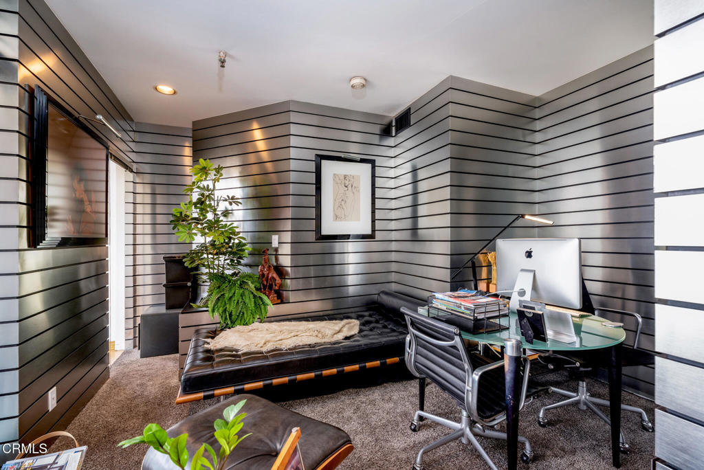 10724 Wilshire Boulevard, Unit 607 Los Angeles, CA 90024 - Photo 16 of 33 a backyard of a house with a table and chairs